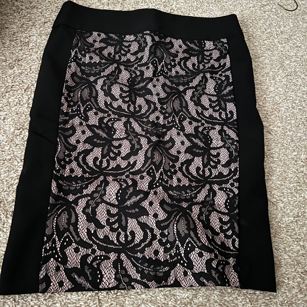 Woman’s Patterned Pencil Skirt